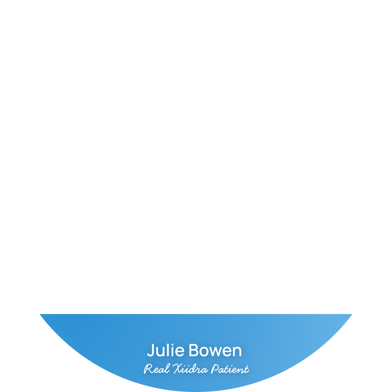 Julie Bowen smiling with he chin on her fist